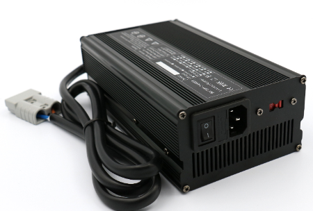 Caricabatterie a 220V 124.8V 4A 600W LITIO STORE DL-600 per batterie al Sodio ioni di sodio