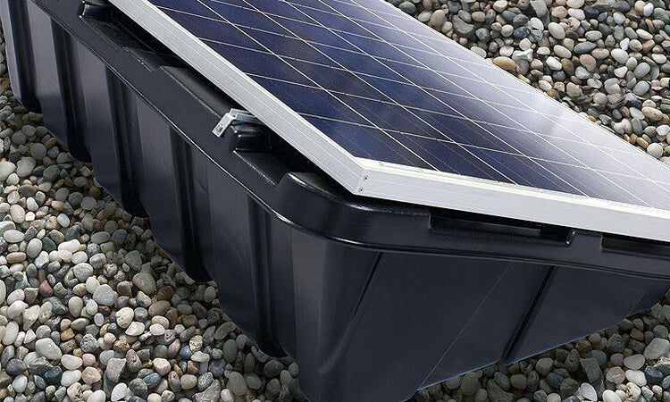 Renusol ConSole+ installata su tetto piano con zavorra di ghiaia e modulo fotovoltaico inclinato a 15 gradi
