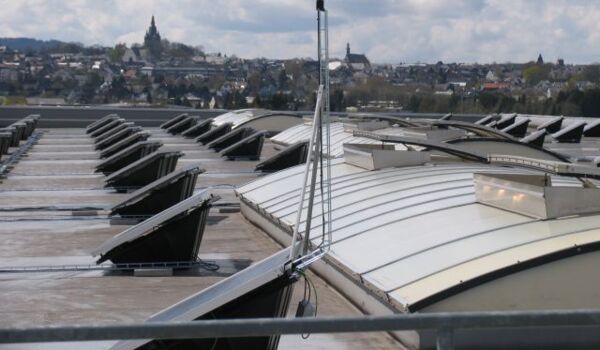 Renusol ConSole+ su tetto piano industriale: file di moduli fotovoltaici a 15 gradi