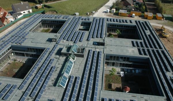 Impianto fotovoltaico Renusol ConSole+ su grande copertura piana, vista dall'alto