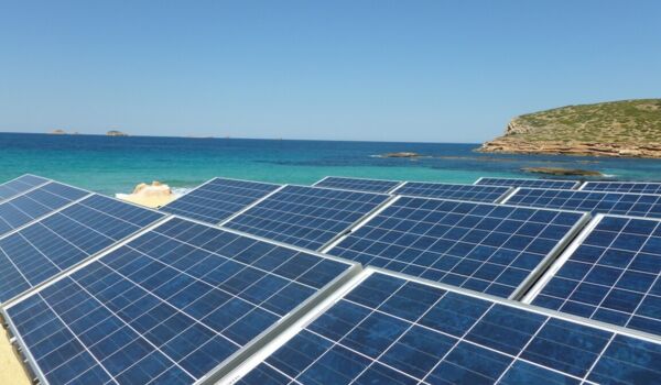 Moduli fotovoltaici su supporti Renusol ConSole+ in un impianto sul mare a Ibiza