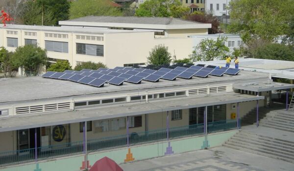 Installazione fotovoltaica Renusol ConSole+ sul tetto piano di un edificio scolastico