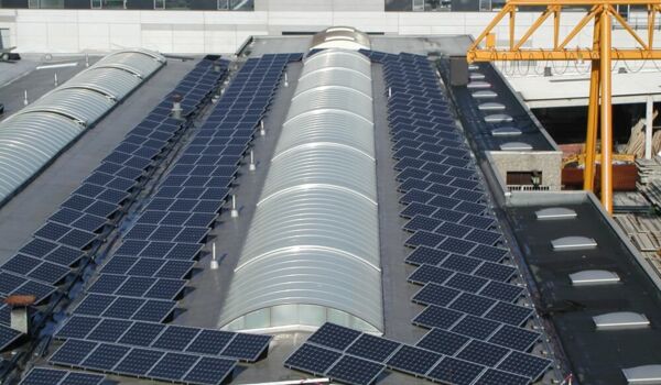 Campo fotovoltaico Renusol ConSole+ su copertura industriale con lucernari
