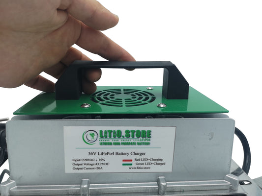 Chargeur de batterie étanche IP67 220V 36V 20A LITHIUM STORE pour batteries lithium fer phosphate LiFePO4